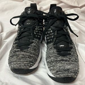 Nike Lebron 17 Oreo Athletic shoes. Size 5.5 youth or women’s size 7.